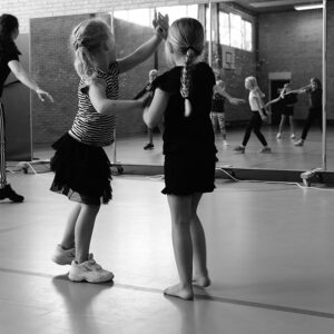 kinderen dansen tijdens de dansles van ttl dans
