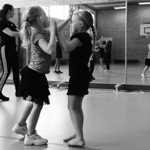 meisjes dansen tijdens een dansles onder leiding van de docenten van TTL Dans